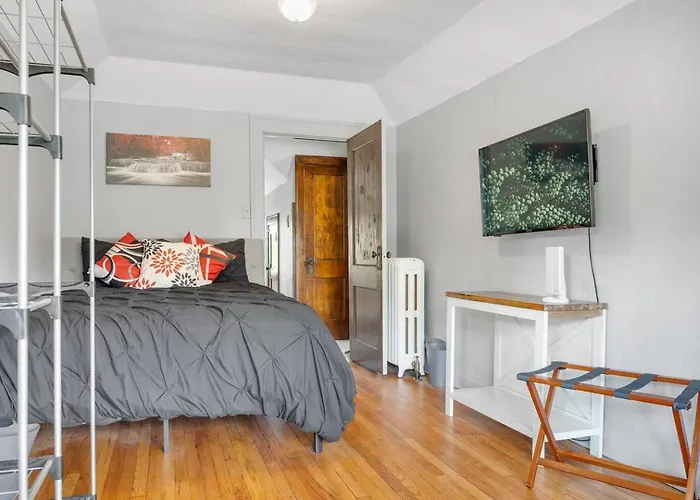 Entirehouse/glenellyn/4bd1bath/laundry/wheaton *